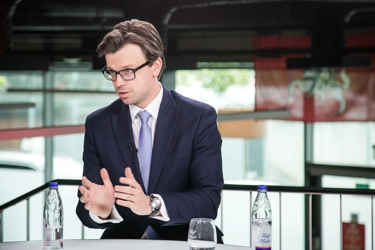 Rytis Kėvelaitis discutând despre proiecte de energie regenerabilă în România.