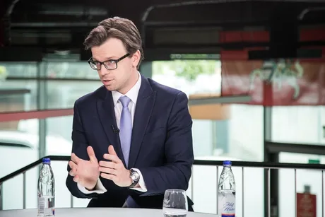 Rytis Kėvelaitis discutând despre proiecte de energie regenerabilă în România.