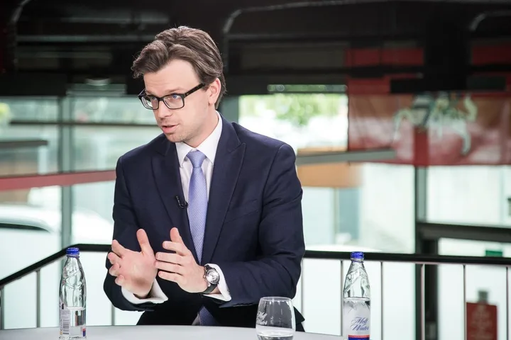 Rytis Kėvelaitis discutând despre proiecte de energie regenerabilă în România.