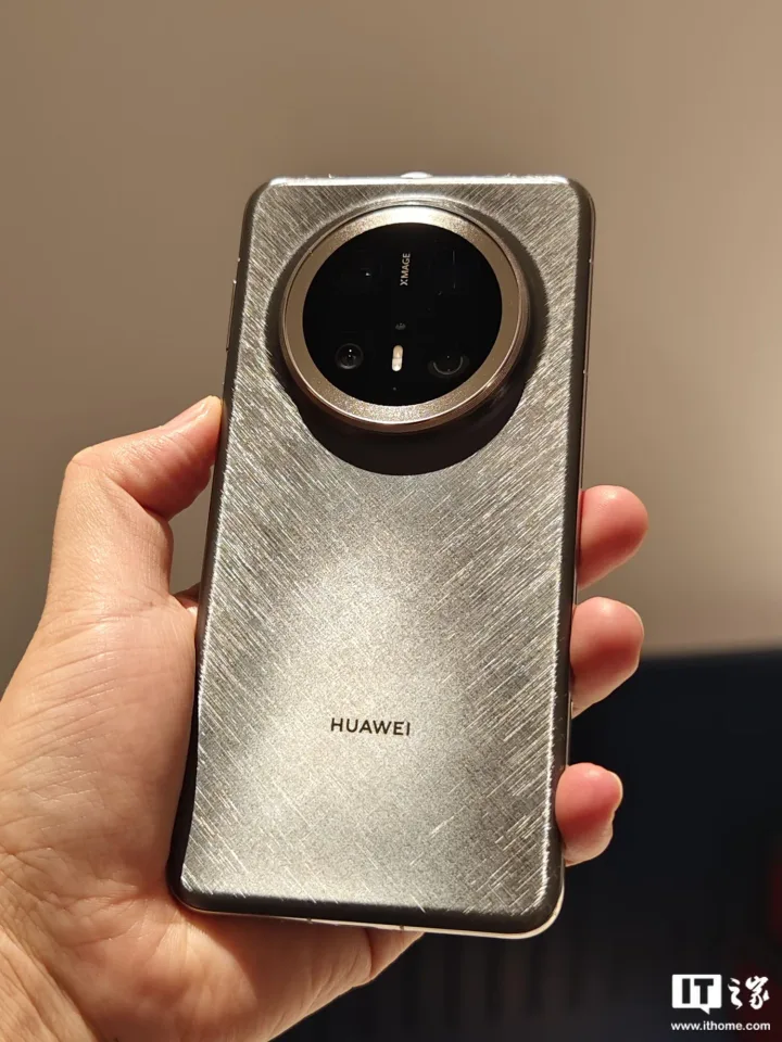 Un smartphone Huawei cu design modern și cameră rotundă.