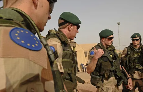 Militari europeni discutând despre cooperarea în apărare în contextul tensiunilor internaționale.