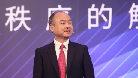 Masayoshi Son pe scenă, anunțând investiția în AI.