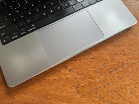 MacBook cu margini șlefuite pentru confort, evidențiind modificările realizate.