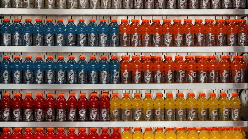 Raft cu sticle de Gatorade în diverse arome și culori.