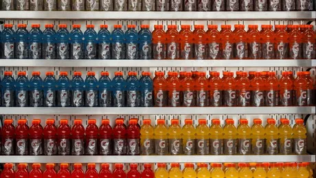 Raft cu sticle de Gatorade în diverse arome și culori.