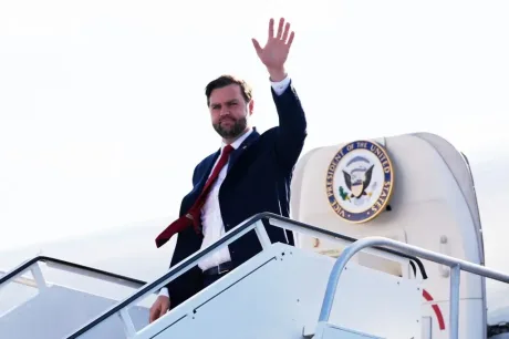 JD Vance salută înainte de plecarea spre Islamabad pentru negocieri importante.