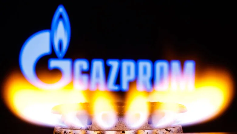 Logo Gazprom cu flacără, simbolizând livrările de gaz către Europa.