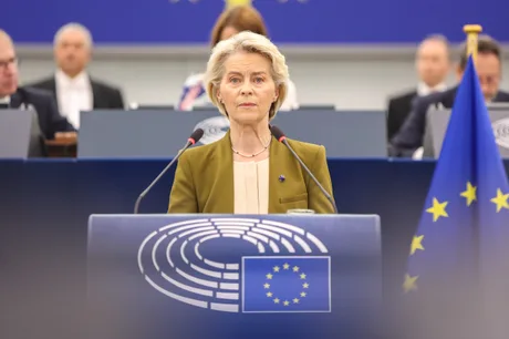 Ursula von der Leyen susține un discurs în Parlamentul European.