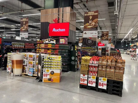 Rafturi pline cu cafea și ceai la Târgul din Auchan, cu reduceri atractive.