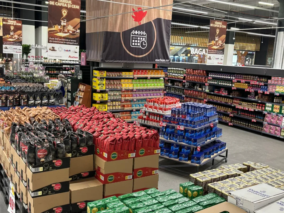 Raft cu sortimente variate de cafea și ceai în Auchan.