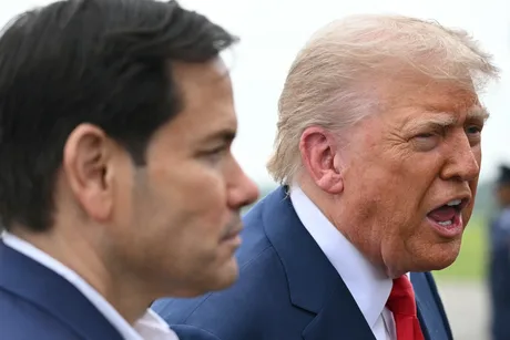 Donald Trump și Marco Rubio discutând despre situația din Cuba.