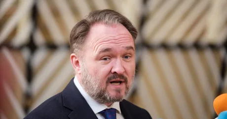 Comisarul european discutând despre sustenabilitate și centrele de date în Bruxelles.