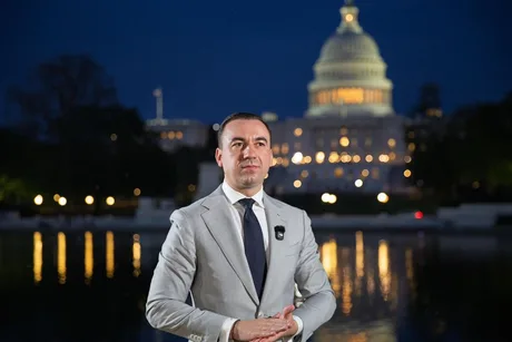 Ministrul Energiei discutând despre investiții energetice la Washington, cu Capitolul în fundal.