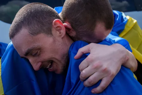 Îmbrățișare emoționantă între foști prizonieri de război în Ucraina.