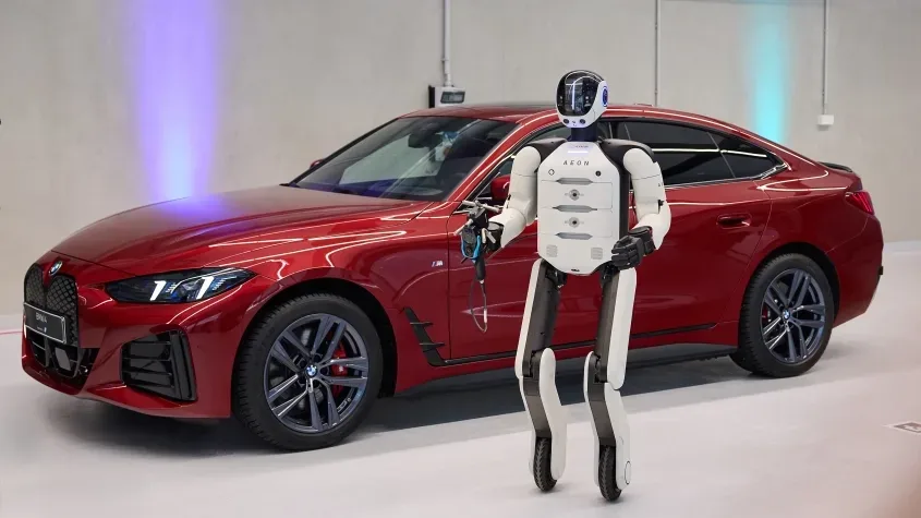 Roboți umanoizi în uzina BMW din Leipzig, pregătiți pentru asamblarea bateriilor.