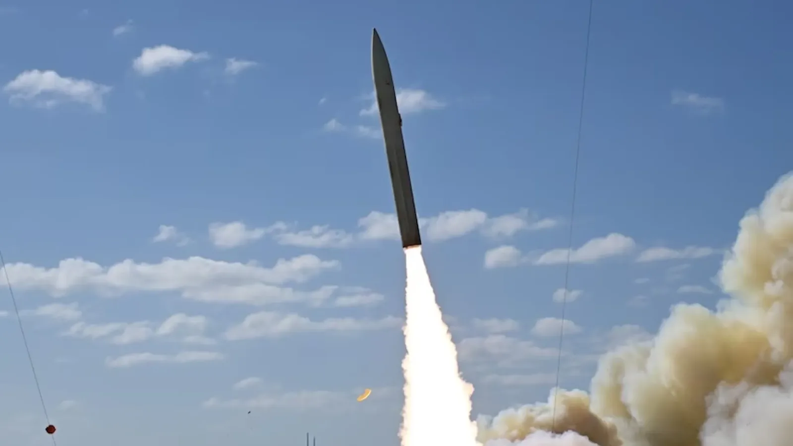 Rachetă hipersonică Dark Eagle lansată, simbol al puterii strategice americane.