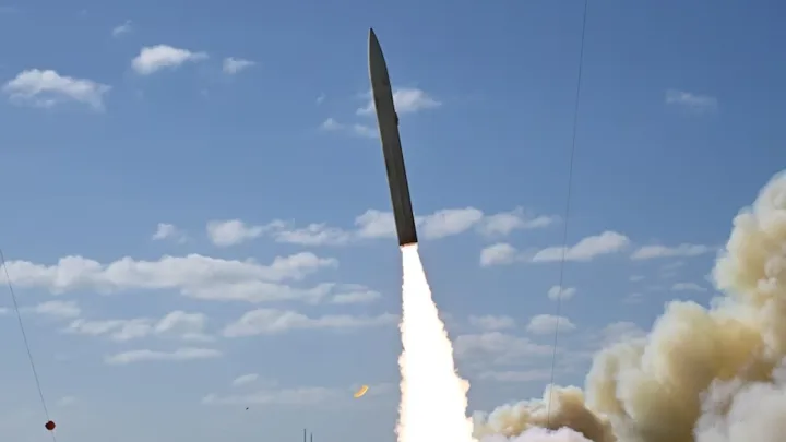 Rachetă hipersonică Dark Eagle lansată, simbol al puterii strategice americane.