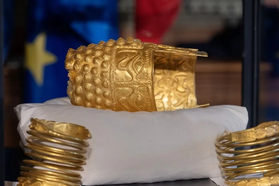 Coiful de la Coțofenești și brățări dacice expuse temporar la muzeu.