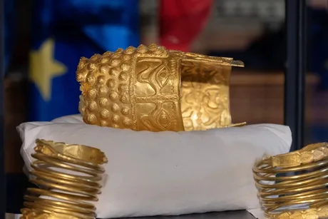 Coiful de la Coțofenești și brățări dacice expuse temporar la muzeu.