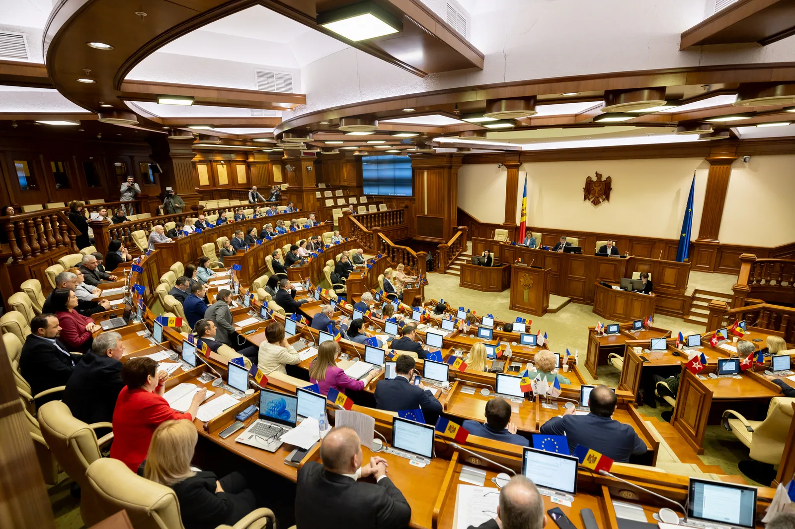 Parlamentul Moldovei în timpul votului pentru ieșirea din CSI.