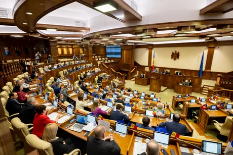 Parlamentul Moldovei în timpul votului pentru ieșirea din CSI.