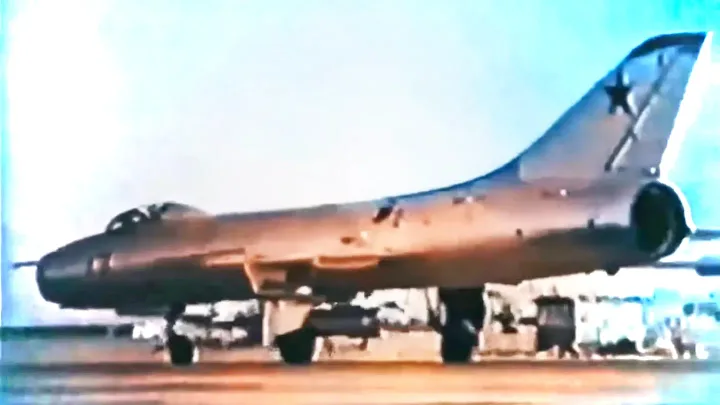 Avion sovietic Su-7 pregătit pentru un test nuclear în 1962.