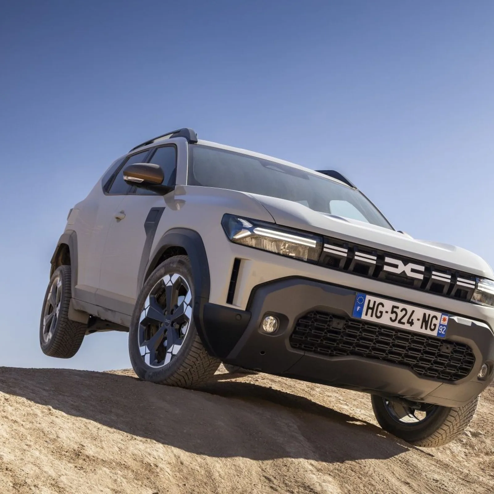 Dacia lansează noi motorizări hibrid pentru modelele sale populare.