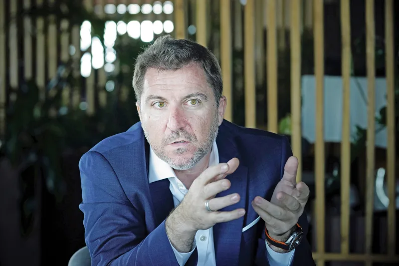 Mihai Bordeanu discutând despre livrările Dacia.