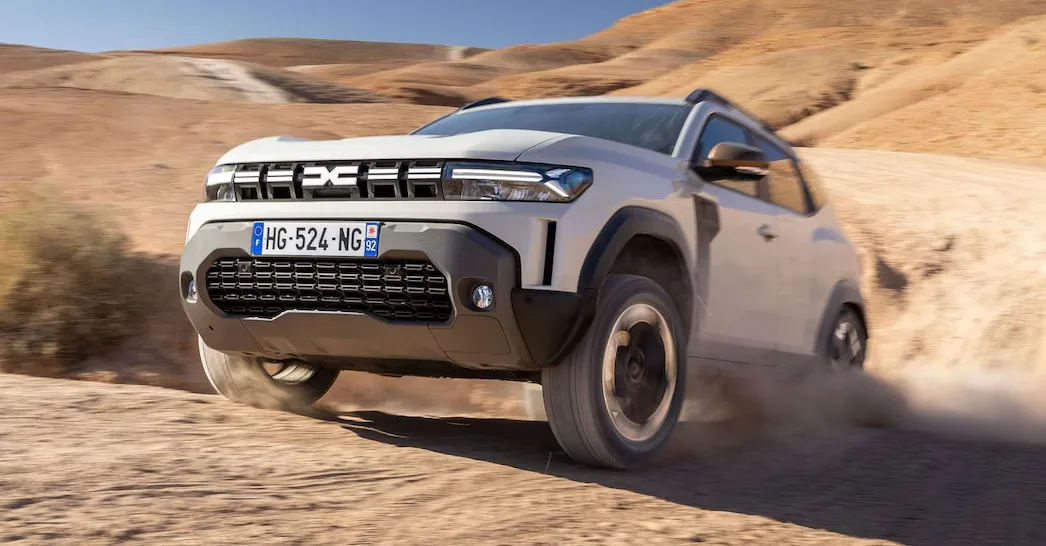 Dacia Hybrid G 150 4x4 pe un teren accidentat.