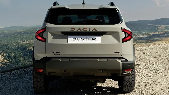 Dacia Duster în peisaj montan.