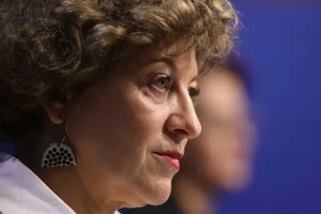 Vicepremierul Oana Gheorghiu discutând despre reformele în companiile de stat.