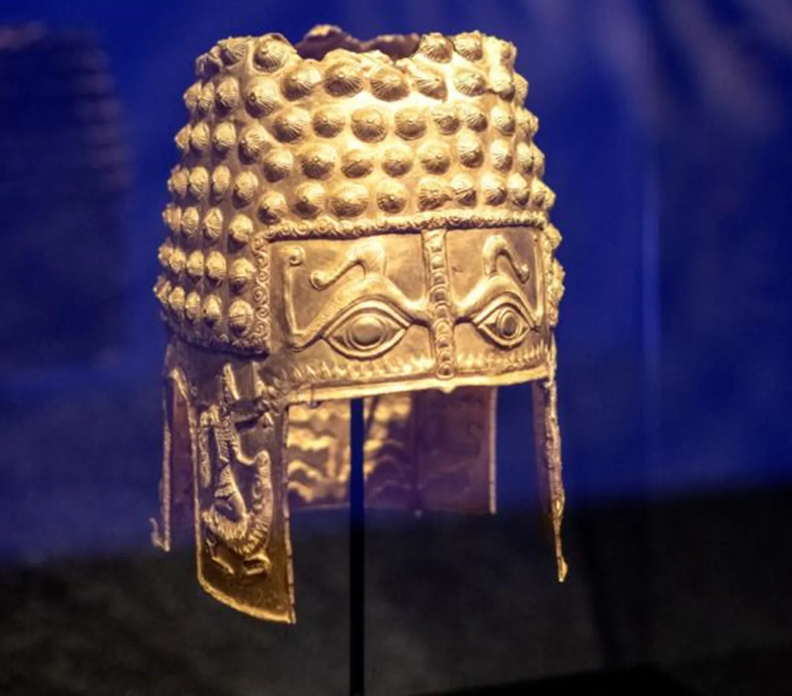 Coiful de aur de la Coțofenești expus în muzeu, simbol al artei dacice.