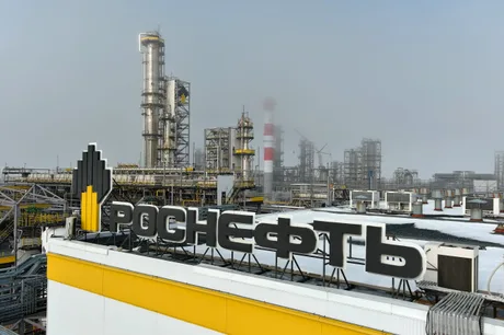 Rafinărie modernă cu logo-ul companiei rusești Rosneft vizibil.