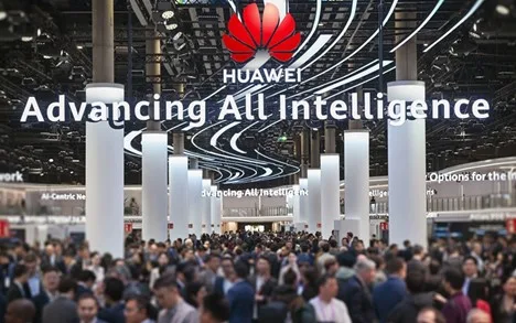 Prezentare Huawei la MWC 2026 despre soluții de rețea inteligente pentru telecom.