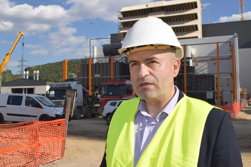 Reprezentant al companiei discutând despre centrala electrică de la Mintia în timpul vizitei ministrului Energiei.