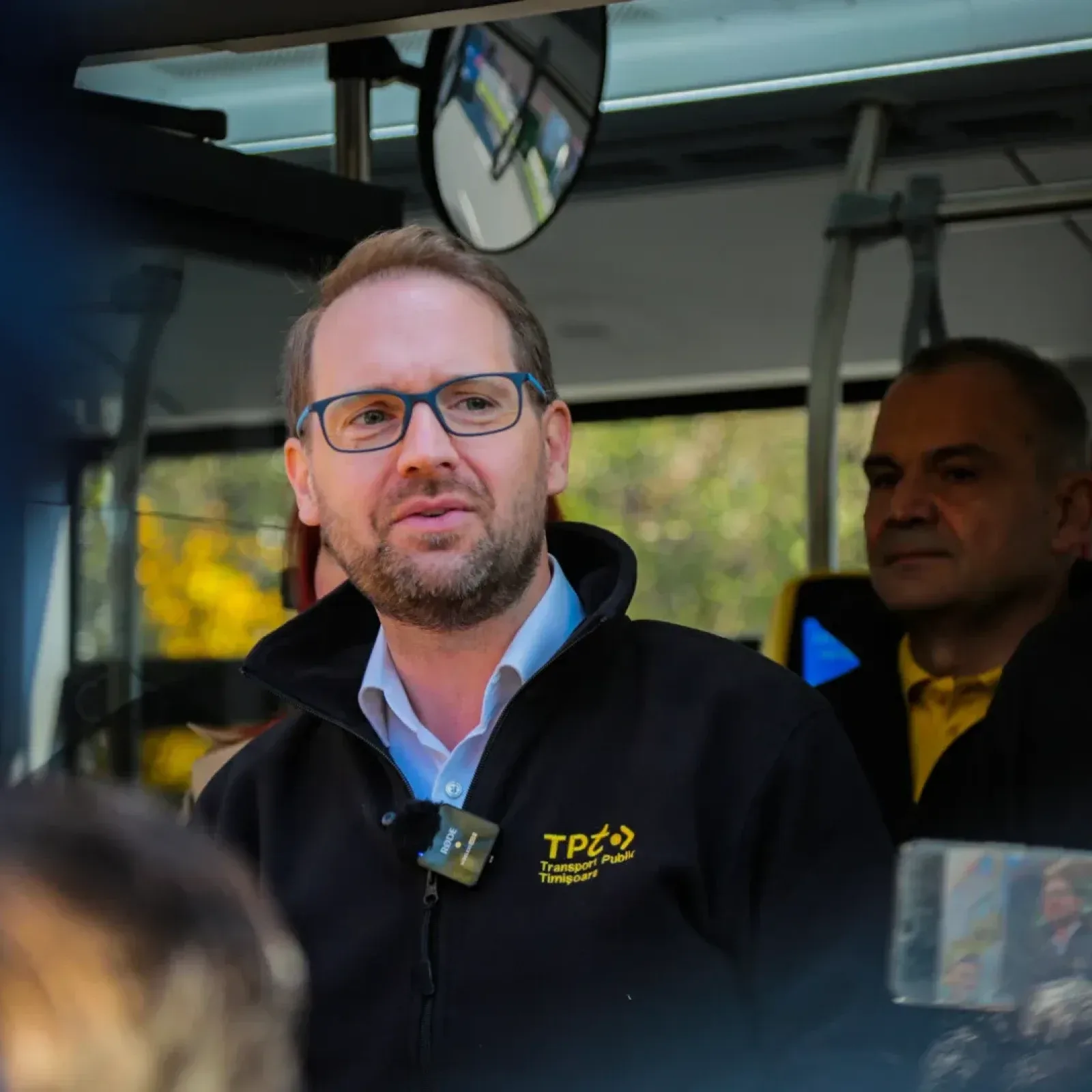 Reprezentant USR discutând despre diurnele magistraților în transport public.