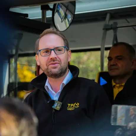 Reprezentant USR discutând despre diurnele magistraților în transport public.