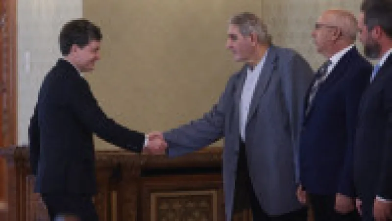 Nicușor Dan discută cu liderii partidelor despre formarea noului guvern.