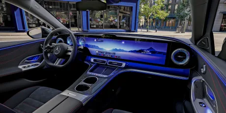 Interior modern al unui automobil electric, cu ecran mare și scaune confortabile.