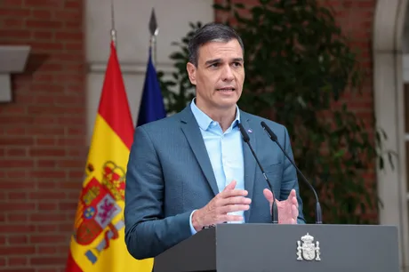 Pedro Sánchez critică atacurile SUA asupra Iranului, provocând tensiuni diplomatice.
