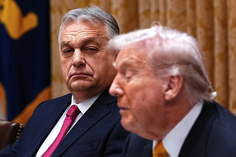 Donald Trump și Viktor Orbán discutând despre politici de imigrație.