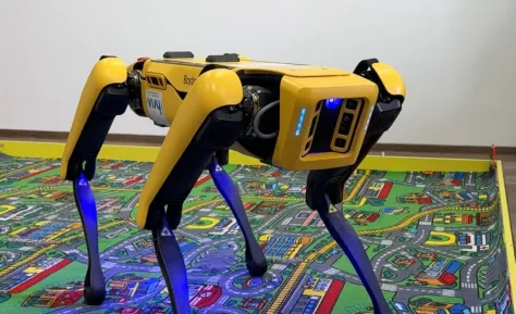 Câine-robot GrivAI testat de studenți în laboratorul de Automatică.