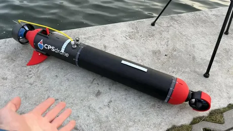 Drone submarină utilizată pentru deminarea în Strâmtoarea Ormuz, pe malul apei.