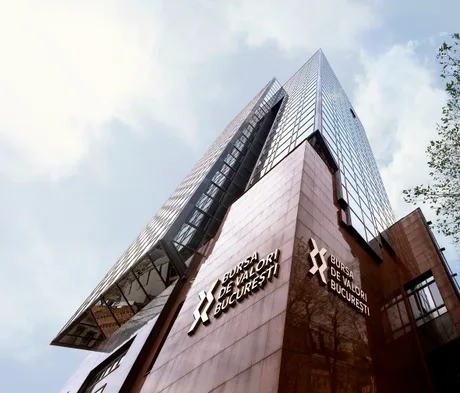 Clădirea Bursei de Valori București sub un cer senin.