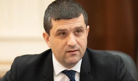 Ministrul Apărării discută despre criza bugetară și presiunea politică.