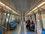 Interiorul unui metrou modern, cu pasageri așezați pe scaune.