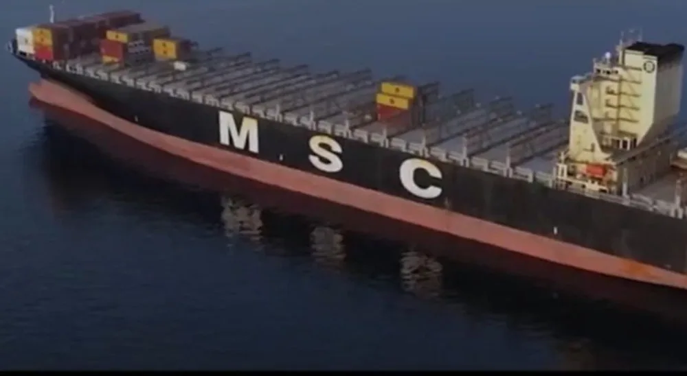 Nava MSC Francesca navigând pe ape calme, cu containere pe punte.