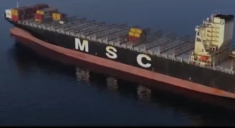 Nava MSC Francesca navigând pe ape calme, cu containere pe punte.