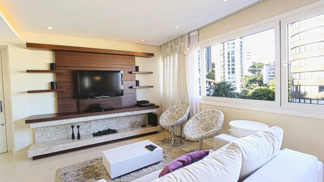 Un apartament modern cu feronerie elegantă și vedere la oraș.