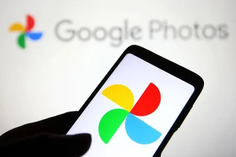 Aplicația Google Photos afișează logo-ul său pe un telefon mobil.